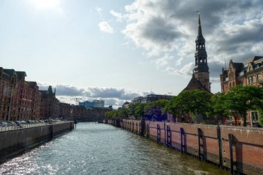 Tarihi mimari, ikonik yapı ve Hamburg rıhtımındaki kilise.