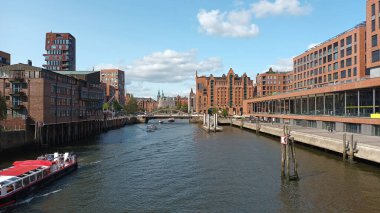 Köprü, kasaba kanalı ve Hamburg 'daki tarihi depo.