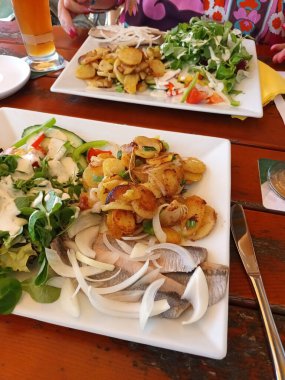 Patates kızartması ve salata turşusu.