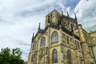 Almanya 'nın Munster kentindeki tarihi merkezdeki katedral.