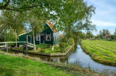 Hollanda Zaandam 'daki bir kanalda tarihi bir yeşil ev