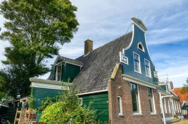 Hollanda Zaandam 'da tarihi ahşap ve tuğla evler