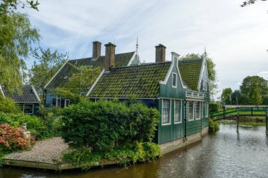 Hollanda 'daki Zaandam' da tarihi yeşil evler.