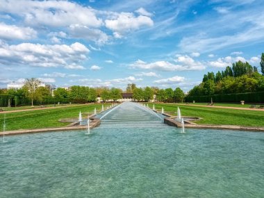 Kuzey Düsseldorf 'ta bir parkta büyük bir çeşme.