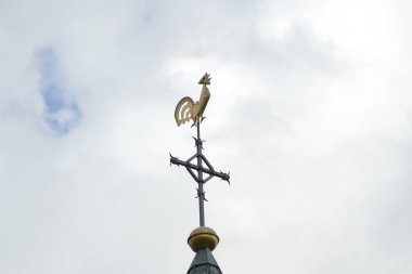 Kilise kulesinde altın bir rüzgar gülü