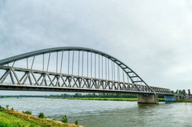 Düsseldorf Hamm 'daki Ren Nehri' nin karşısındaki demiryolu köprüsü.