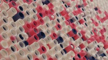 Hareket eden pek çok boru ve topun soyut arkaplanının 3D döngü animasyonu. Nesneler karşılıklı hareketler yapar. Kaosun yapısına dair soyut bir fikir..