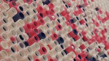 Tüplerinin ve toplarının sürekli ileri geri hareket halindeki soyut arkaplanlarının 3 boyutlu animasyonu. Soyut arkaplan, canlandırılmış masaüstü, geometrik tasarım