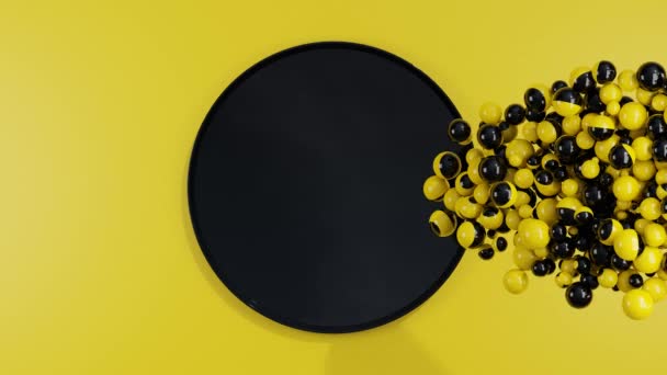 ブラックスポットの黄色いボールが注がれる容器の3Dアニメーション ボールは放射線サインのイメージを形成するために配置されています アストラクトアニメーション — ストック動画