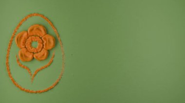 Paskalya bayramı için 3D döngü animasyonu. Bir desen, altın bir süs, çiçekli bir Paskalya yumurtası ve yeşil yüzeyde mutlu Paskalyalar kabarır..