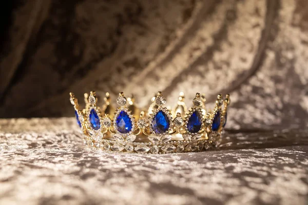 Královská Zlatá Koruna Modrými Kameny — Stock fotografie