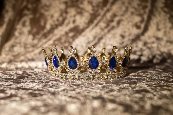 Királyi Arany Korona Kék Kövekkel — Stock Fotó
