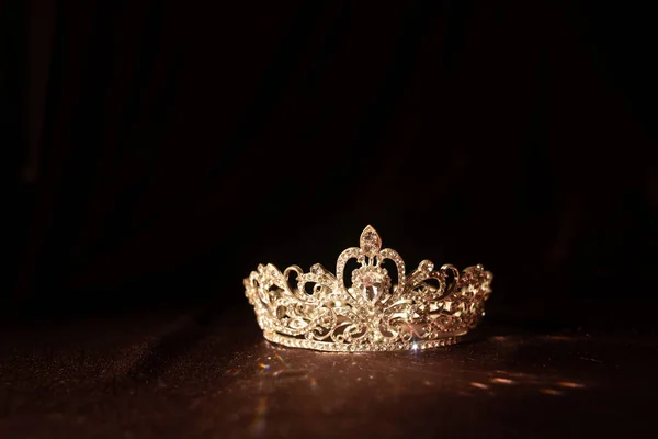 Elegance Luxusní Královská Koruna Saténu Hedvábí Pozadí — Stock fotografie