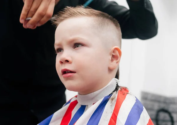 Der Junge Kind Bekommt Eine Frisur Einem Friseursalon Friseur Drinnen — Stockfoto