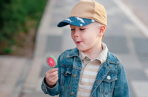 Liitle男孩与甜好吃的糖果 — 图库照片