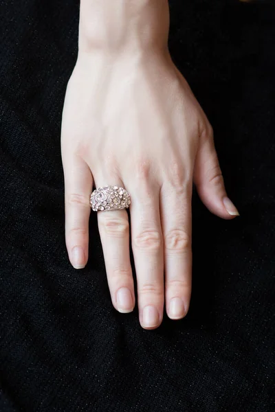 Kvinnans Hand Med Stor Ring Smycken Tillbehör — Stockfoto