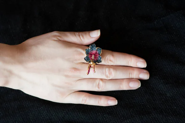 Kvinnans Hand Med Stor Ring Smycken Tillbehör — Stockfoto