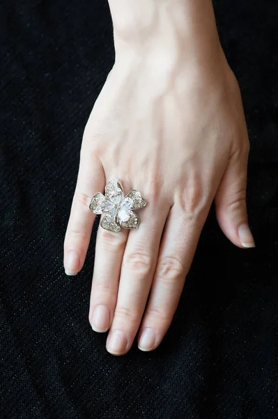 有一个大戒指的女人的手珠宝 — 图库照片