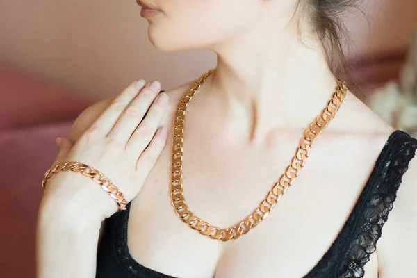 Primer Plano Mujer Joven Con Gran Collar Cadena Oro Pulsera — Foto de Stock