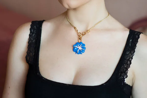 Young Woman Wearing Jewellery Ceramic Pendant Blue Flower Modern Fashion — Stock Photo, Image