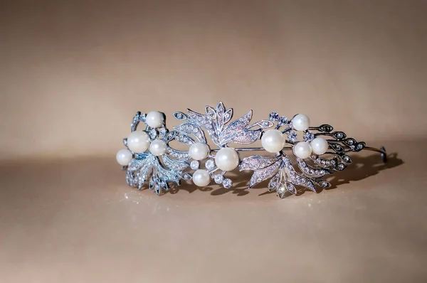 金珍珠头饰 婚礼饰物放在桌上 — 图库照片