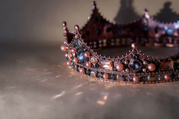 豊かな宝物 権威とヴィンテージ王室の王冠 王と女王 — ストック写真