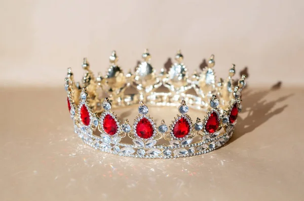 Βασιλικό Κόκκινο Στέμμα Σύμβολο Δύναμης Και Πλούτου Βασιλιάς Βασίλισσα Πρίγκιπας — Φωτογραφία Αρχείου
