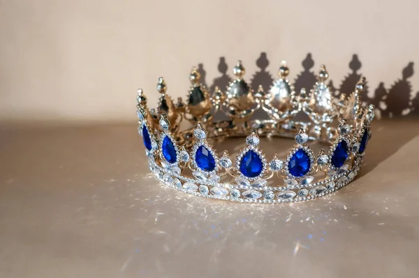 Corona Reale Con Pietre Blu Zaffiri — Foto Stock