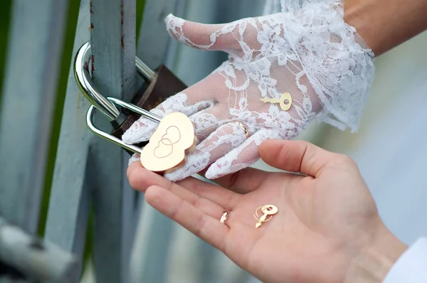 Zár Alakja Szív Kulcsok Menyasszony Vőlegény Kezét Esküvő — Stock Fotó