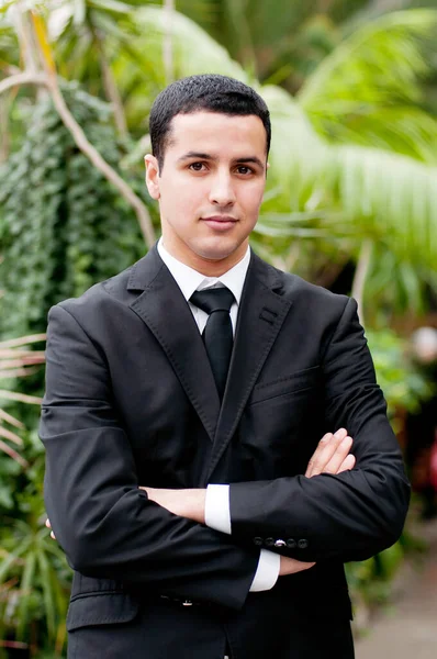 Snygg Arabiskt Man Affärsman Kostym Grön Trädgård Bakgrund — Stockfoto