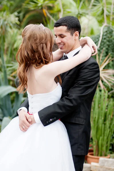 Casal Feliz Dia Casamento Noiva Vestido Branco Noivo Traje Jardim — Fotografia de Stock