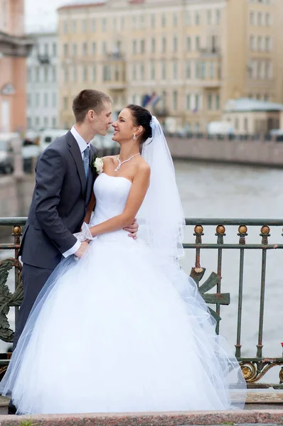 感情的な結婚式のカップル 花嫁と新郎 — ストック写真
