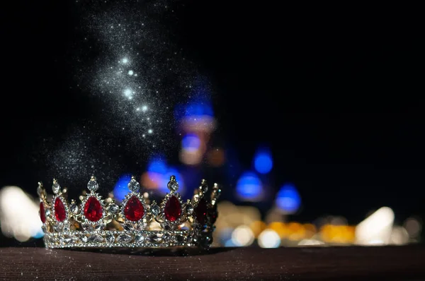 Königliche Luxus Krone Mit Roten Edelsteinen Auf Burghintergrund — Stockfoto