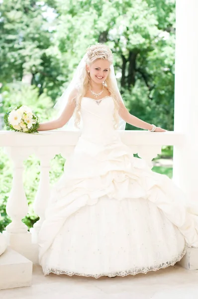 Наречена Розкішній Білій Весільній Сукні — стокове фото