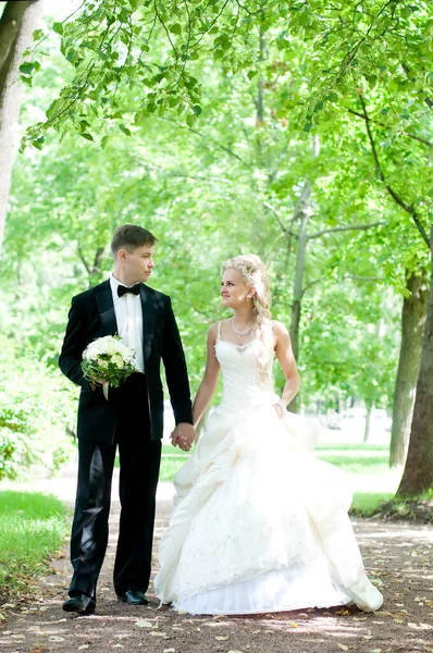 Braut Und Bräutigam Braut Weißen Hochzeitskleid — Stockfoto