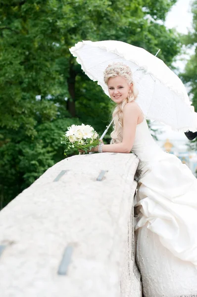 Наречена Розкішній Білій Весільній Сукні — стокове фото