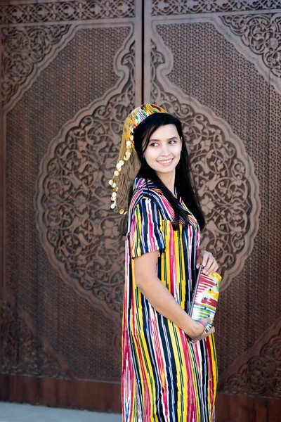 Hermosa Chica Uzbekistán Vestido Popular Lujo Nacional Tashkent —  Fotos de Stock
