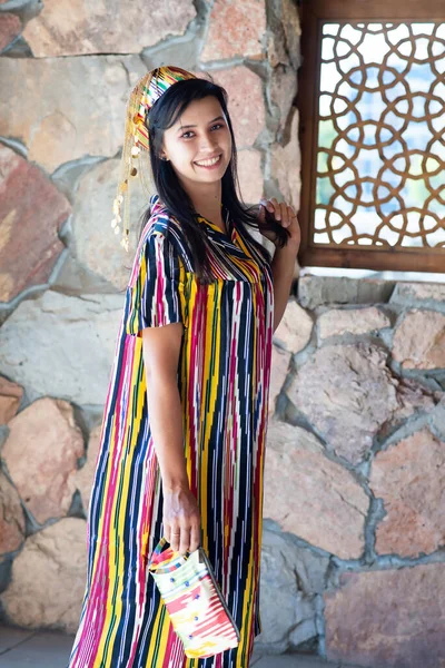 Hermosa Mujer Vestido Uzbeko Popular Nacional Contra Ventana Fondo Pared — Foto de Stock