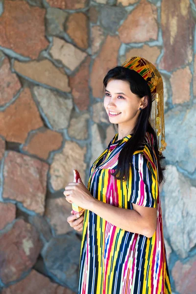 Красивая Женщина Девушка Национальном Народном Узбекистане Одеваются Каменной Стене Старинном — стоковое фото