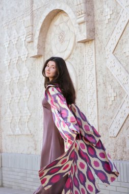 Güzel bir manken. Geleneksel Özbekistan moda elbisesi giymiş. Taşkent, Özbekistan