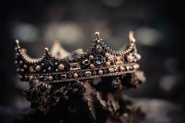 幻想王冠 童话般珍贵的珠宝 权力和财富的概念 图库照片