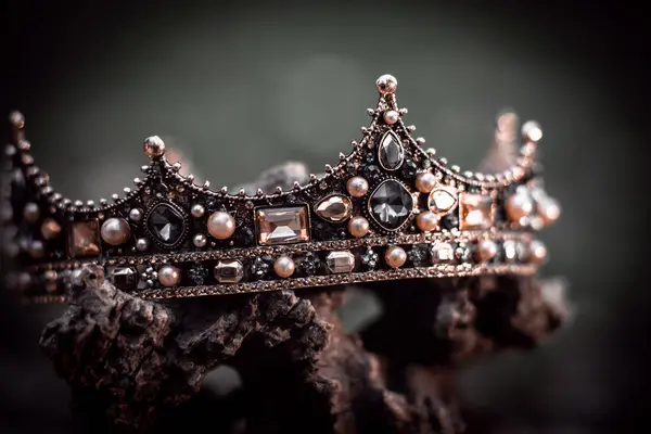 幻想王冠 童话般珍贵的珠宝 权力和财富的概念 免版税图库照片