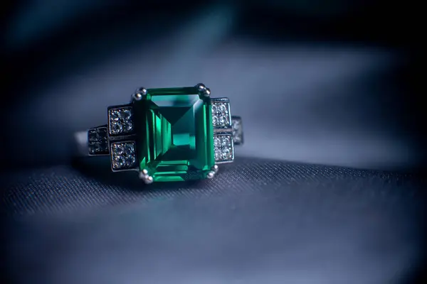 Luxus Fehér Arany Gyűrű Smaragddal Gyémántokkal Ékszerek Stock Fotó
