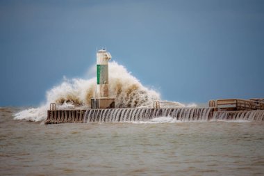 Michigan Gölü 'nün ağır dalgaları Manitowoc kenti yakınlarındaki navigasyon cihazına çarpıyor.