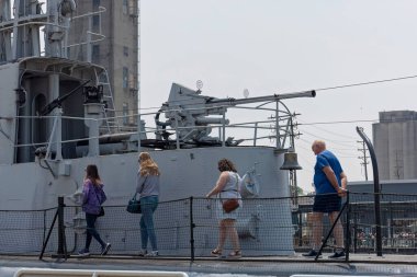 Manitowoc, WI USA 19 Haziran 2023: Manitowoc 'ta üretilen bir İkinci Dünya Savaşı denizaltı Cobia' sı olan Denizcilik Müzesi. Denizaltıyı gezen ziyaretçiler..