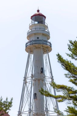 İki Nehir, Wisconsin 'deki bir eyalet parkında Michigan Gölü kıyısında bir deniz feneri..