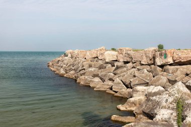 Michigan Gölü kıyısındaki kayalar kıyı şeridi erozyonunu engelliyor.