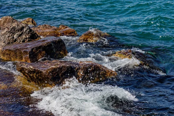 Michigan Gölü kıyılarında kayalar dalgakıran görevi görür.