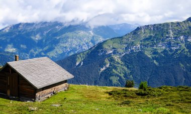 Dağlardaki kır evi.