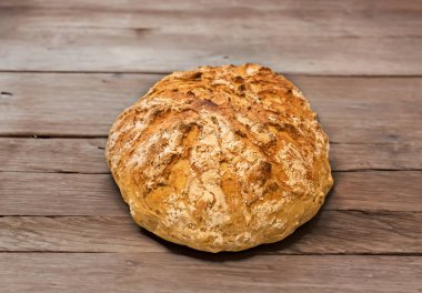 Eski tariflere göre ev yapımı ekmek.